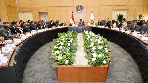 وزير الصناعة يبحث زيادة المكون المحلي بصناعة السيارات وتصنيع الهيكل بالكامل محليًا